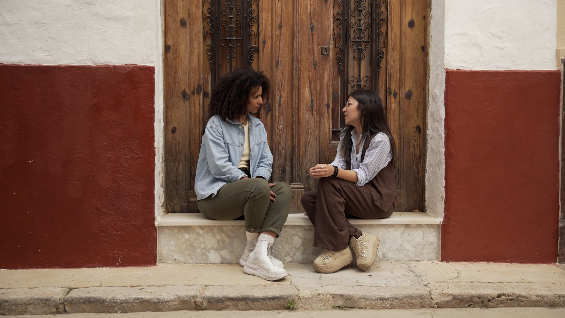 Sénia Mulayali (izquierda), en el documental. Fuente: Radio Xàtiva Cadena SER