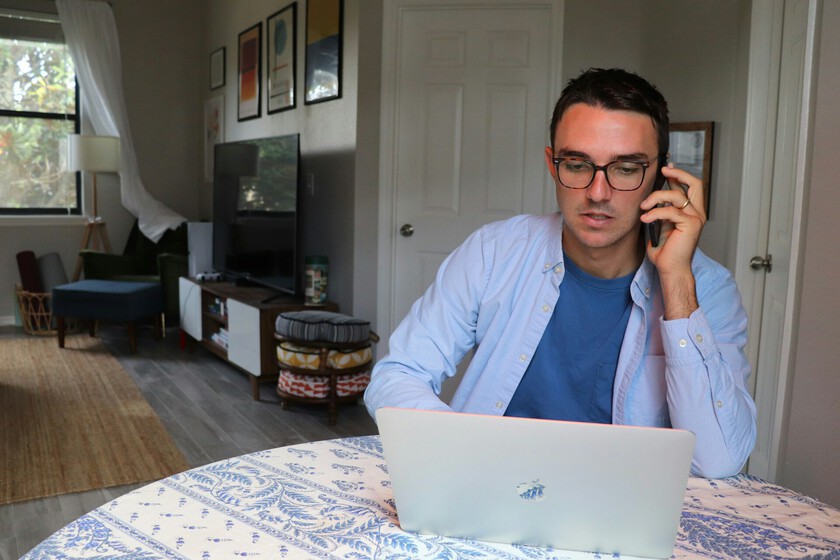 Un gran banco pilla a 1.000 empleados que teletrabajaban pero no usaban el ordenador lo suficiente. Los ha despedido a todos