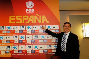 En 2015, Sergio Scariolo regresó al cargo seleccionador nacional de baloncesto. Tras unos malos resultados en el Eurobasket de 2013 y una más que decepcionante eliminación en cuartos de final en el Mundial 2014 que se jugó en España, la FEB decidió volver a darle el cargo al entrenador italiano.