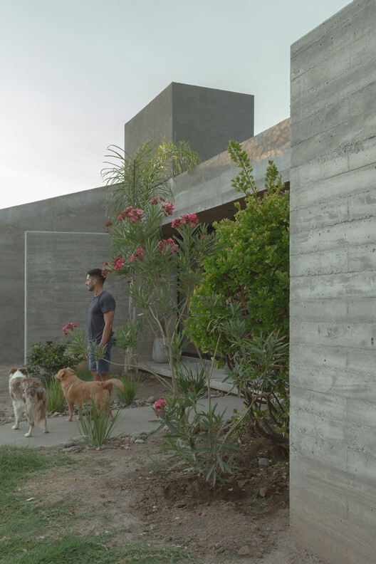 Casa Ringo / UNO MÁS UNO Arquitectos - Fotografía exterior, Concreto