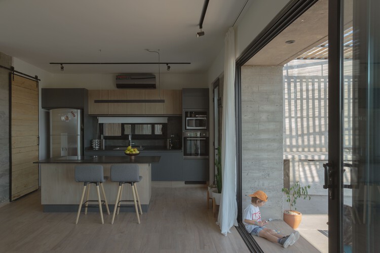 Casa Ringo / UNO MÁS UNO Arquitectos - Fotografía interior, Madera, Iluminación, Cocina, Encimera, Sillas, Vidrio