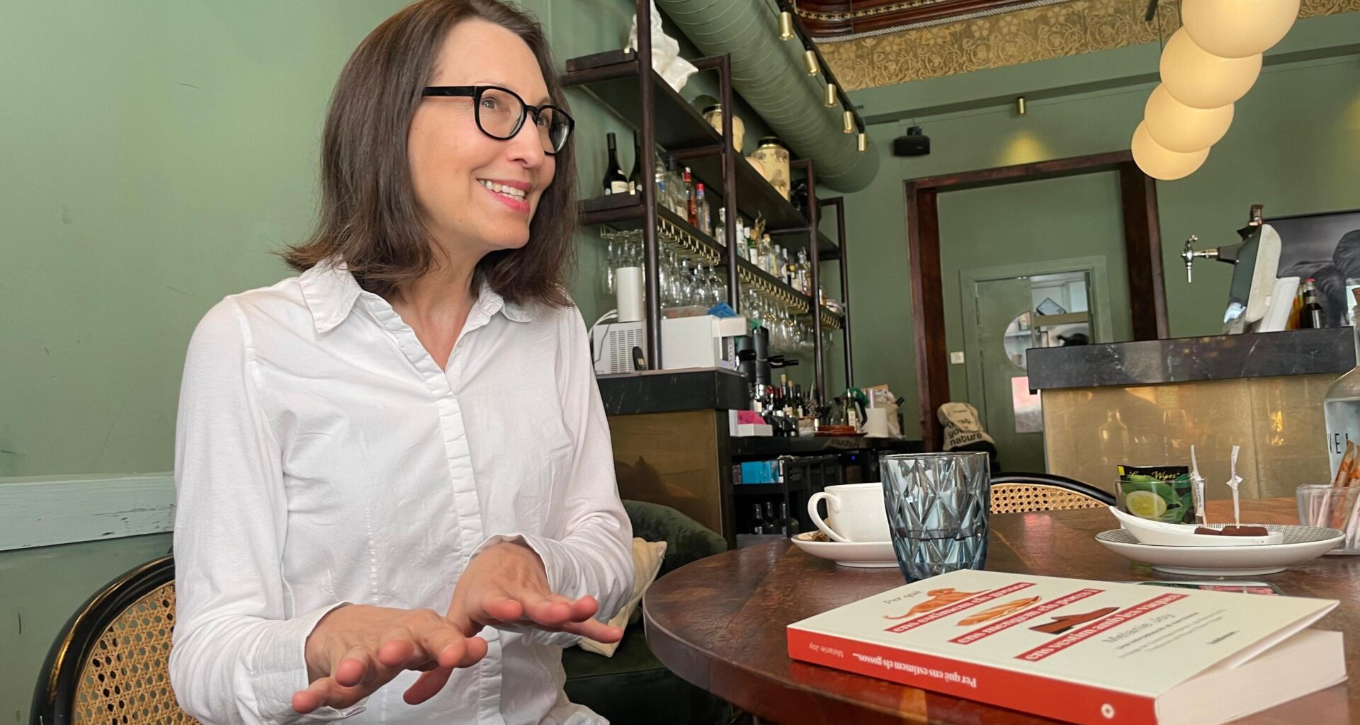 Una almuerzo con Melanie Joy, autora del best-seller 'Por qué amamos a los perros, nos comemos a los cerdos y nos vestimos con las vacas'
