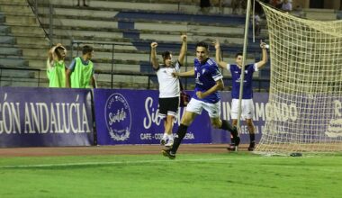 Pedro Carrión corre a celebrar su primer gol, que suponía el 3-1, y con Nono Olvera y Miguelito Alconchel celebrándolo fuera del terreno de juego.