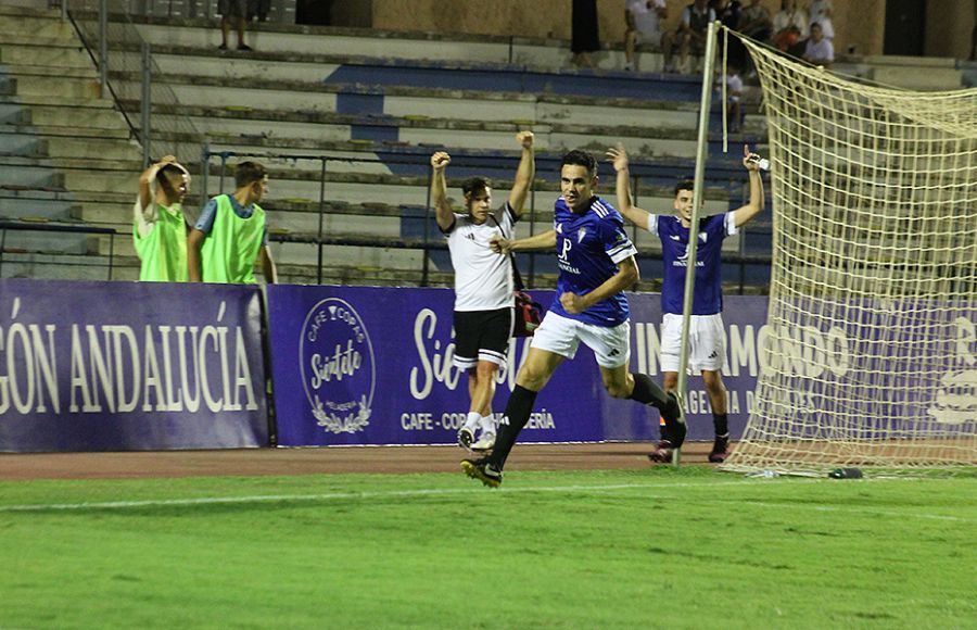Pedro Carrión corre a celebrar su primer gol, que suponía el 3-1, y con Nono Olvera y Miguelito Alconchel celebrándolo fuera del terreno de juego.