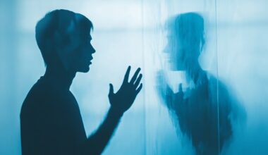 Qué significa que una persona hable sola y en voz alta, según la IA y la psicología