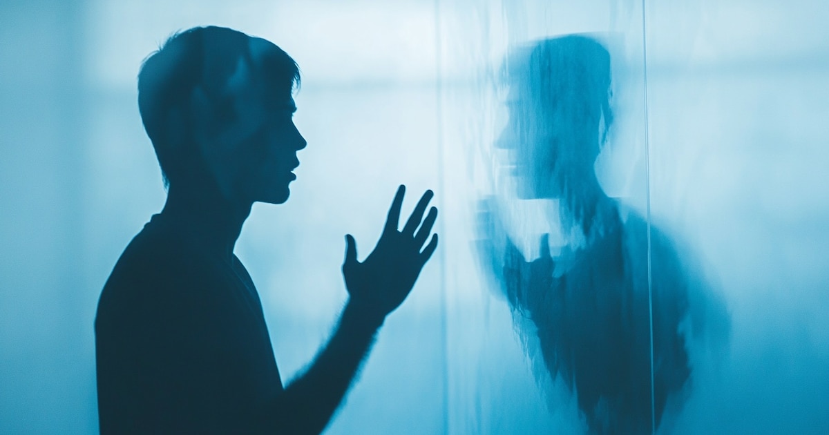 Qué significa que una persona hable sola y en voz alta, según la IA y la psicología