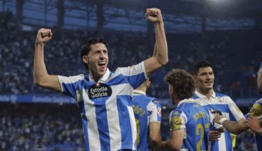 El Deportivo mete la directa hacia el liderato y arrolla al Huesca: 4-0 - La Voz de Galicia