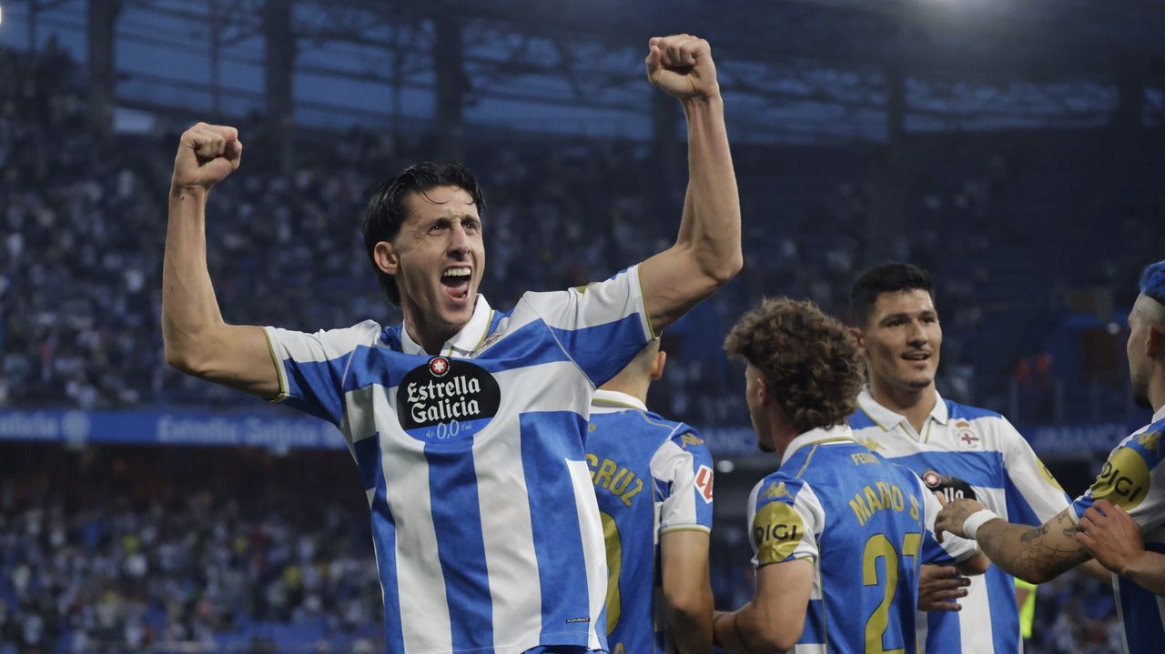 El Deportivo mete la directa hacia el liderato y arrolla al Huesca: 4-0 - La Voz de Galicia