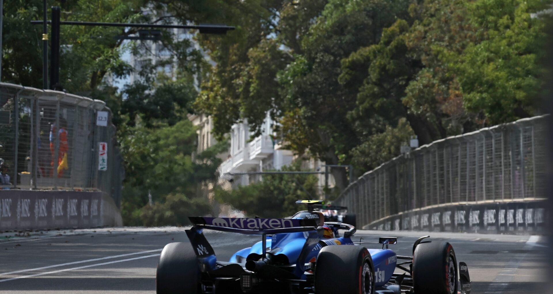Carlos Sainz durante el desarrollo del primer día de acción en el Circuito callejero de Bakú.