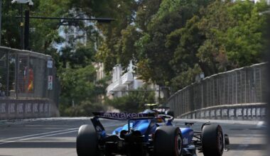 Carlos Sainz durante el desarrollo del primer día de acción en el Circuito callejero de Bakú.