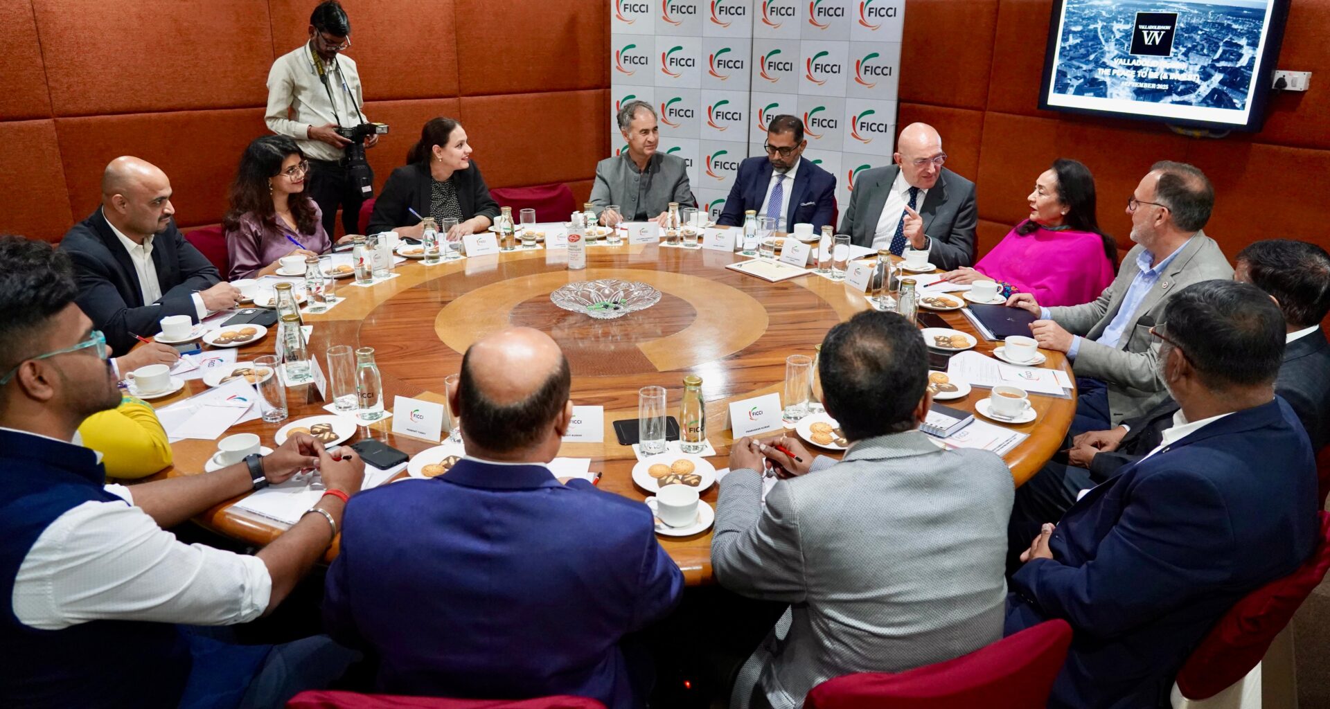 El alcalde se reúne en Nueva Delhi con la presidenta de FICCI para fortalecer la cooperación empresarial con India de cara al Año Dual 2026