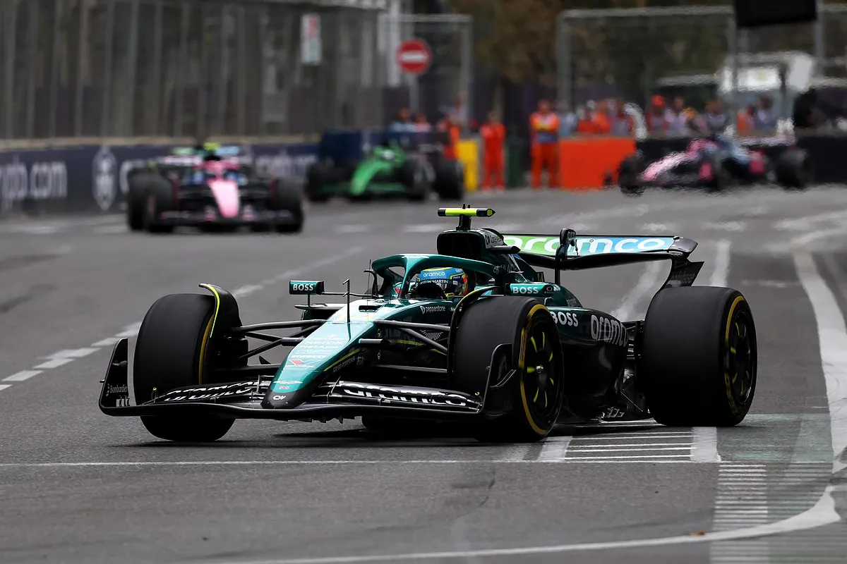 La desesperación de Fernando Alonso en Bakú: "Creo que no estáis entendiendo lo mala que es la situación" - El Mundo