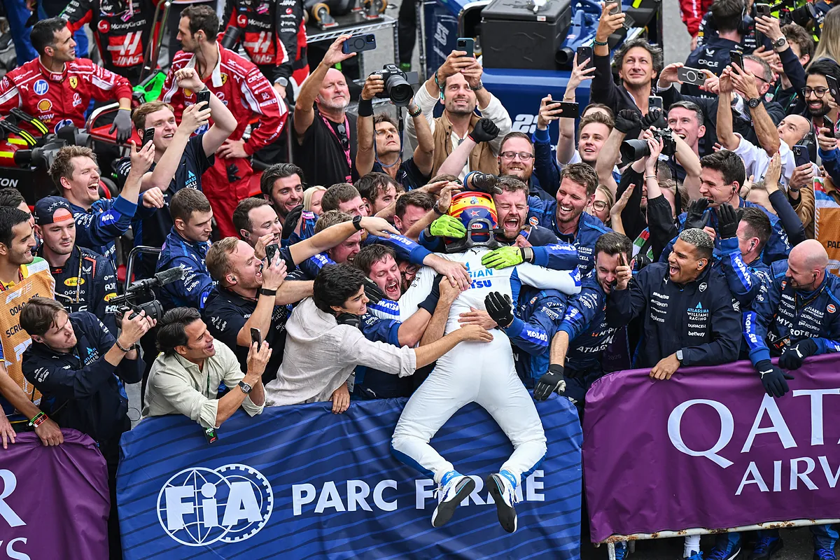 F1: La euforia desatada de Carlos Sainz en Bakú: séptimo año seguido en el podio, récord con Prost y revancha sobre Hamilton