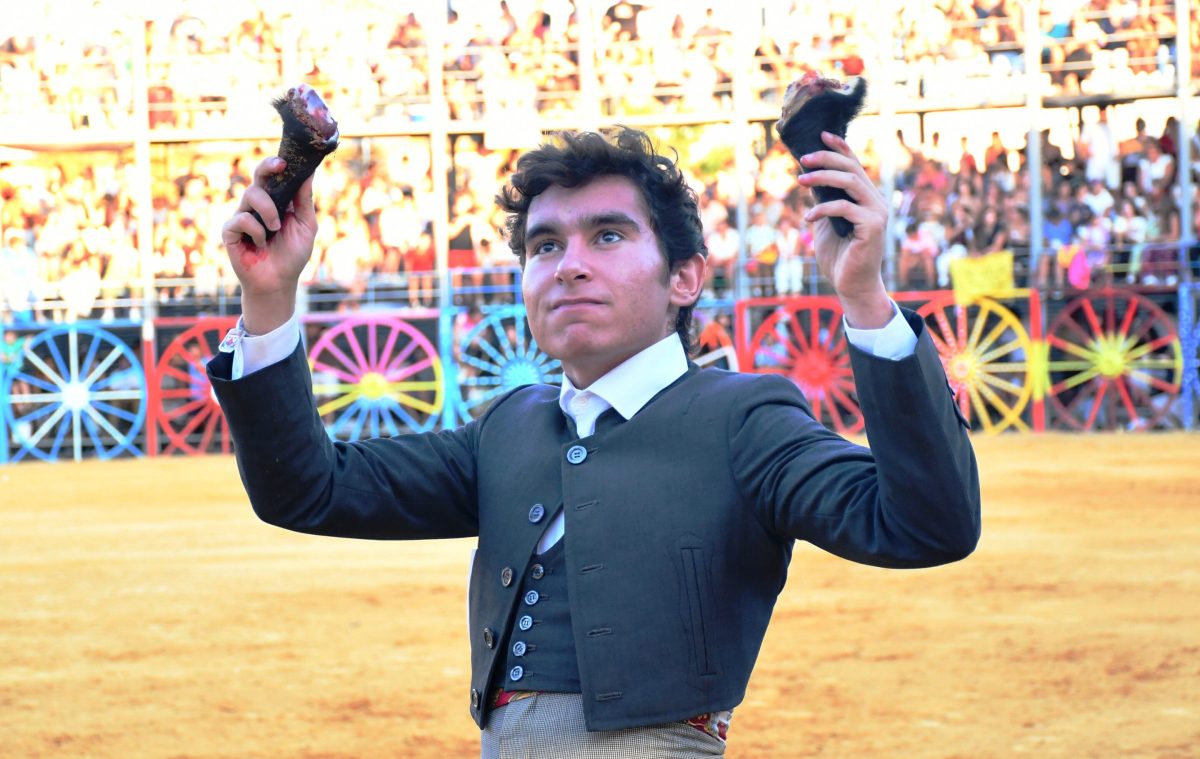 Cristóbal de Lara, a hombros en el cierre de la feria de La Algaba