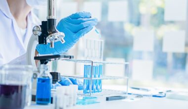 Investigadora trabajando en un laboratorio