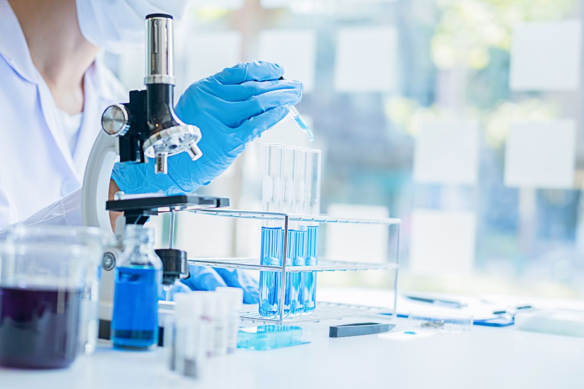 Investigadora trabajando en un laboratorio
