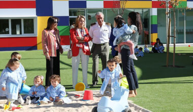 La ministra de Defensa, Margarita Robles, en el patio de la nueva escuela infantil