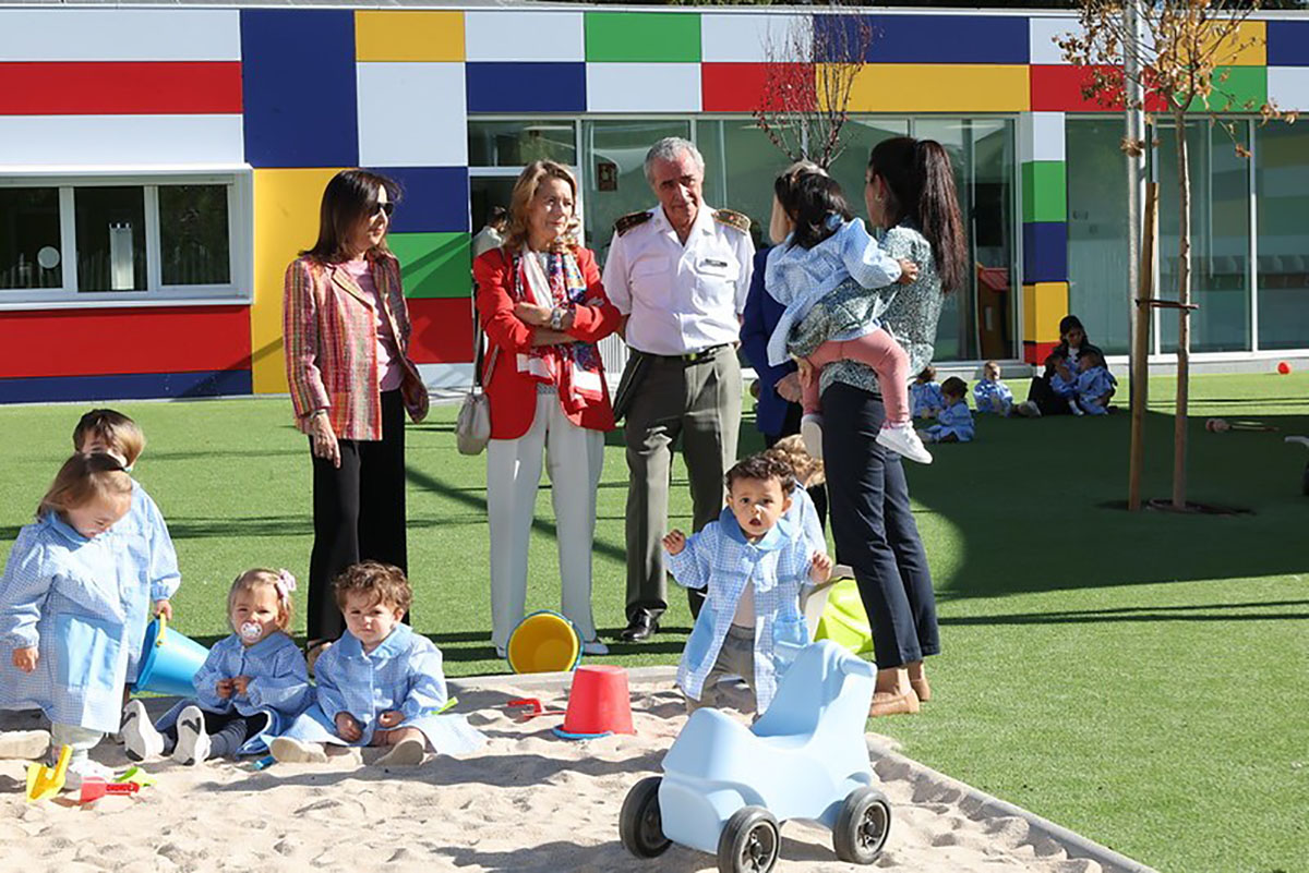 La ministra de Defensa, Margarita Robles, en el patio de la nueva escuela infantil