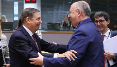 El ministro de Agricultura, Pesca y Alimentación, Luis Planas, saluda a uno de sus homólogos comunitarios