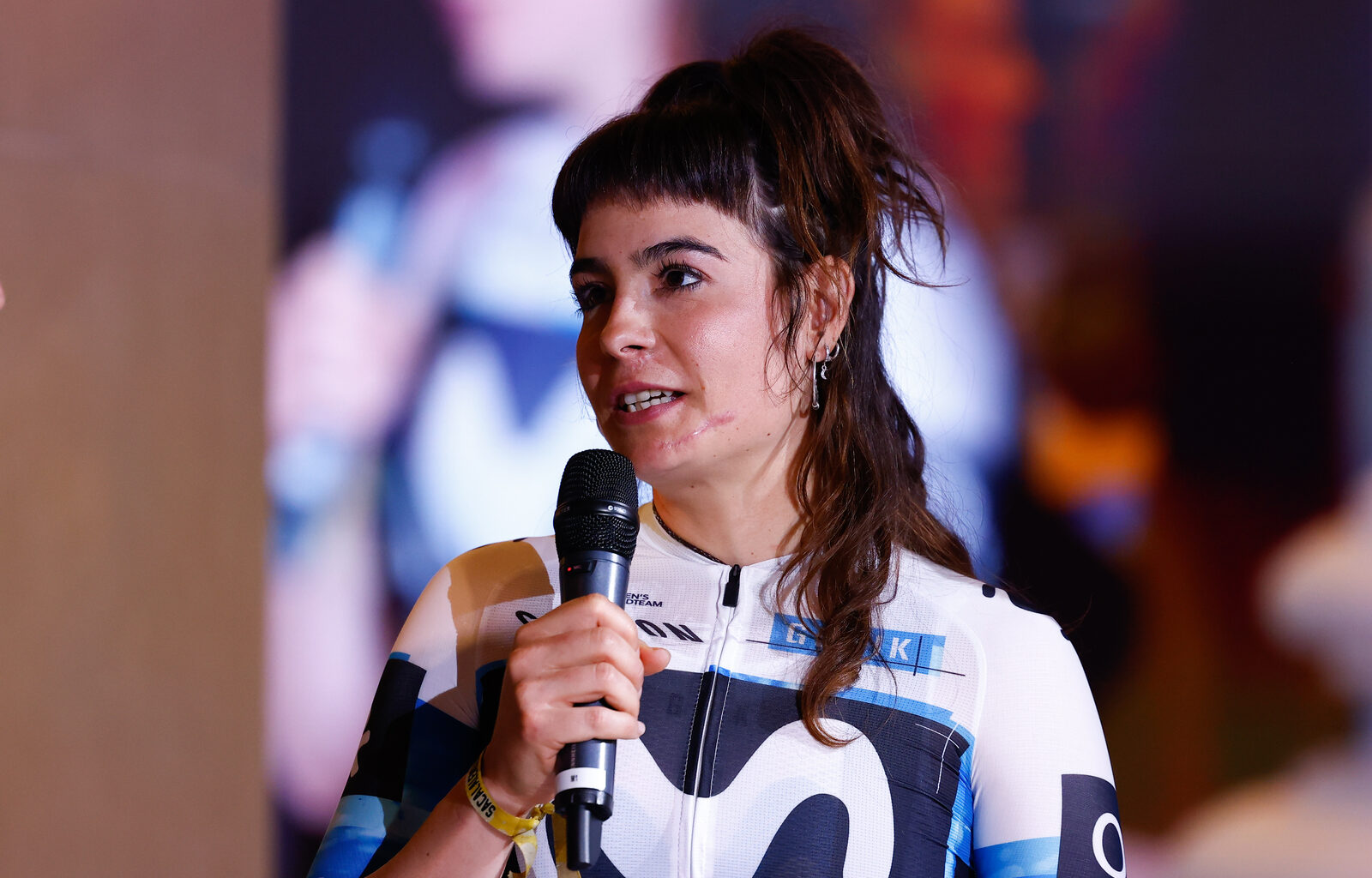 Sheyla Gutiérrez sufre una aparatosa caída al esquivar una ardilla blanca en Irurtzun | Ciclismo