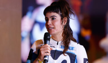 Sheyla Gutiérrez sufre una aparatosa caída al esquivar una ardilla blanca en Irurtzun | Ciclismo