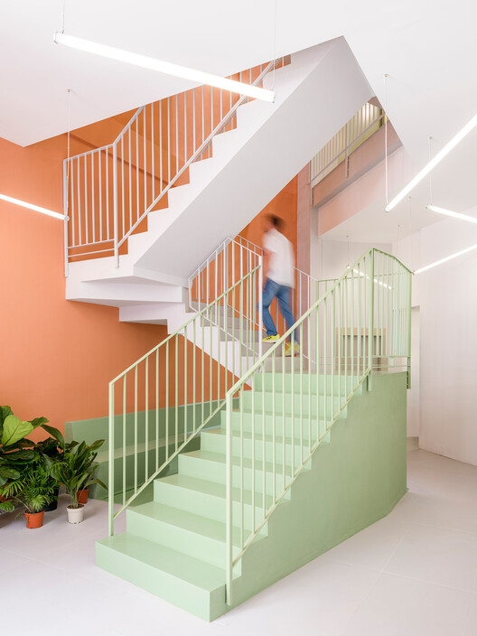 Edificio Residencial Foners / gon architects - Fotografía interior, Escaleras, Barandas