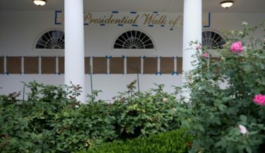 Trump cuelga una foto de una máquina de firmar automática en lugar de Biden en la Casa Blanca