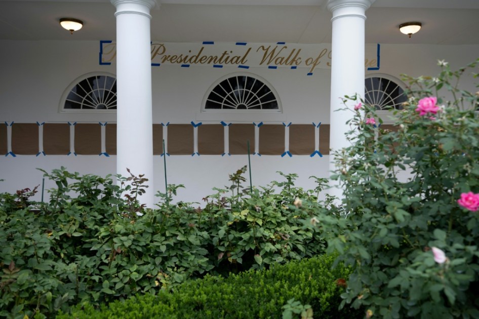 Trump cuelga una foto de una máquina de firmar automática en lugar de Biden en la Casa Blanca