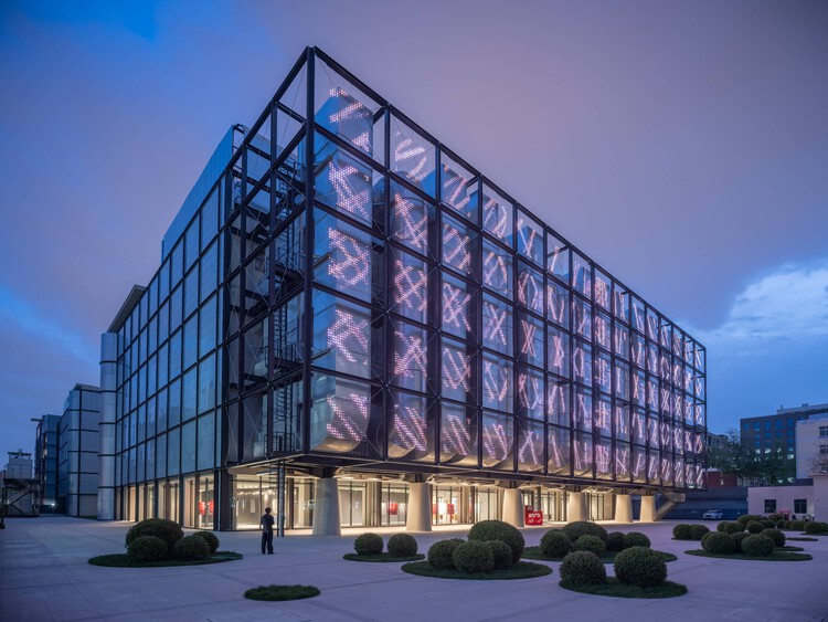 Centro de Economía Digital de Beijing  SPARK 761 / llLab. - Fotografía exterior, Vidrio