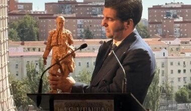 Morante de la Puebla presenta en Las Ventas la escultura homenaje a Antoñete, "monumental como su toreo" - El Mundo