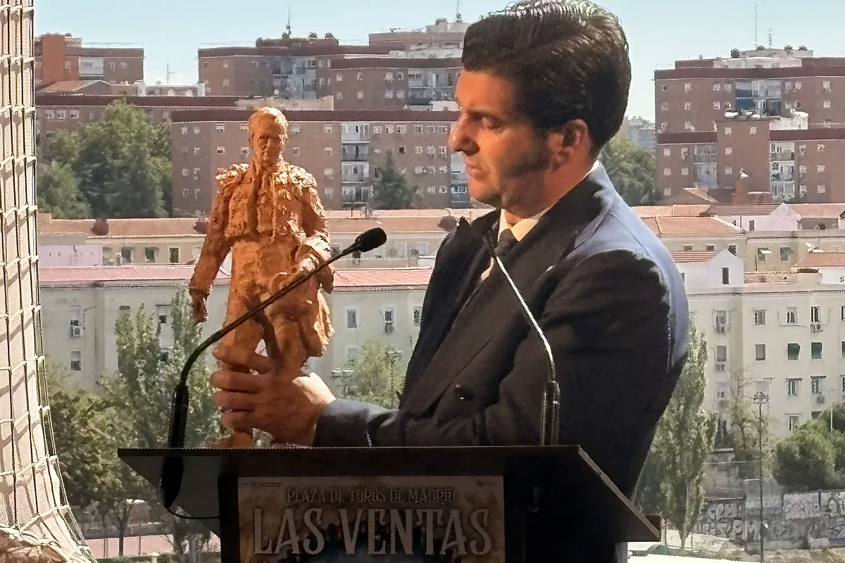 Morante de la Puebla presenta en Las Ventas la escultura homenaje a Antoñete, "monumental como su toreo" - El Mundo
