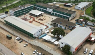 Diecisiete presos muertos en choque entre bandas narco en cárcel de Ecuador