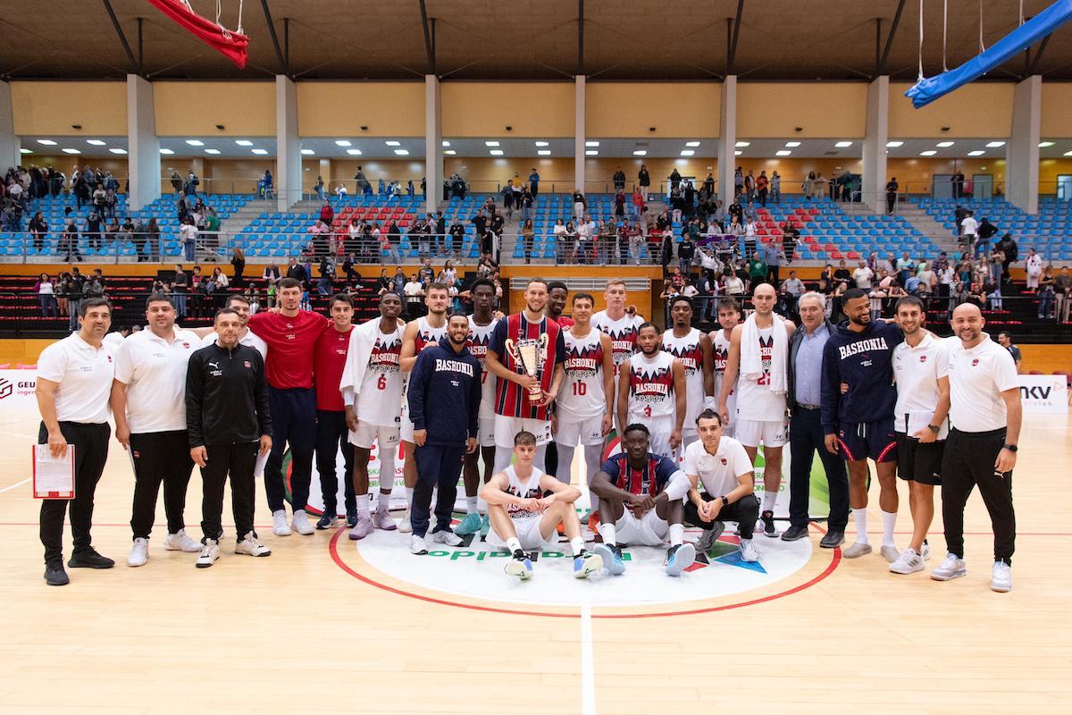Bilbao Basket y Baskonia rinden homenaje a Mumbrú en la Euskal Kopa que se va a Gasteiz (91-95) | Baloncesto
