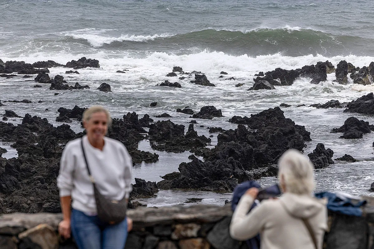 El huracán Gabrielle llegará el domingo a la Península convertido en borrasca, con viento, lluvia y olas de cinco metros - El Mundo