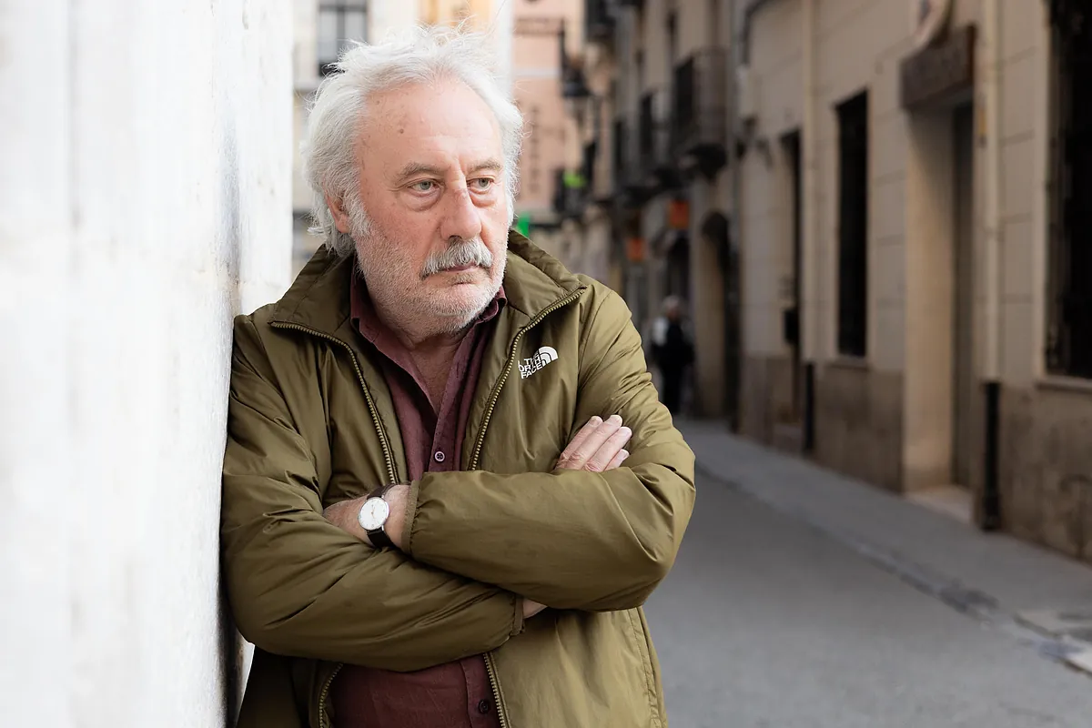 El viaje de Julio Llamazares en busca de las huellas de su padre en el Stalingrado español: "La Guerra Civil sigue planeando, basta mirar al Congreso a diario" - El Mundo