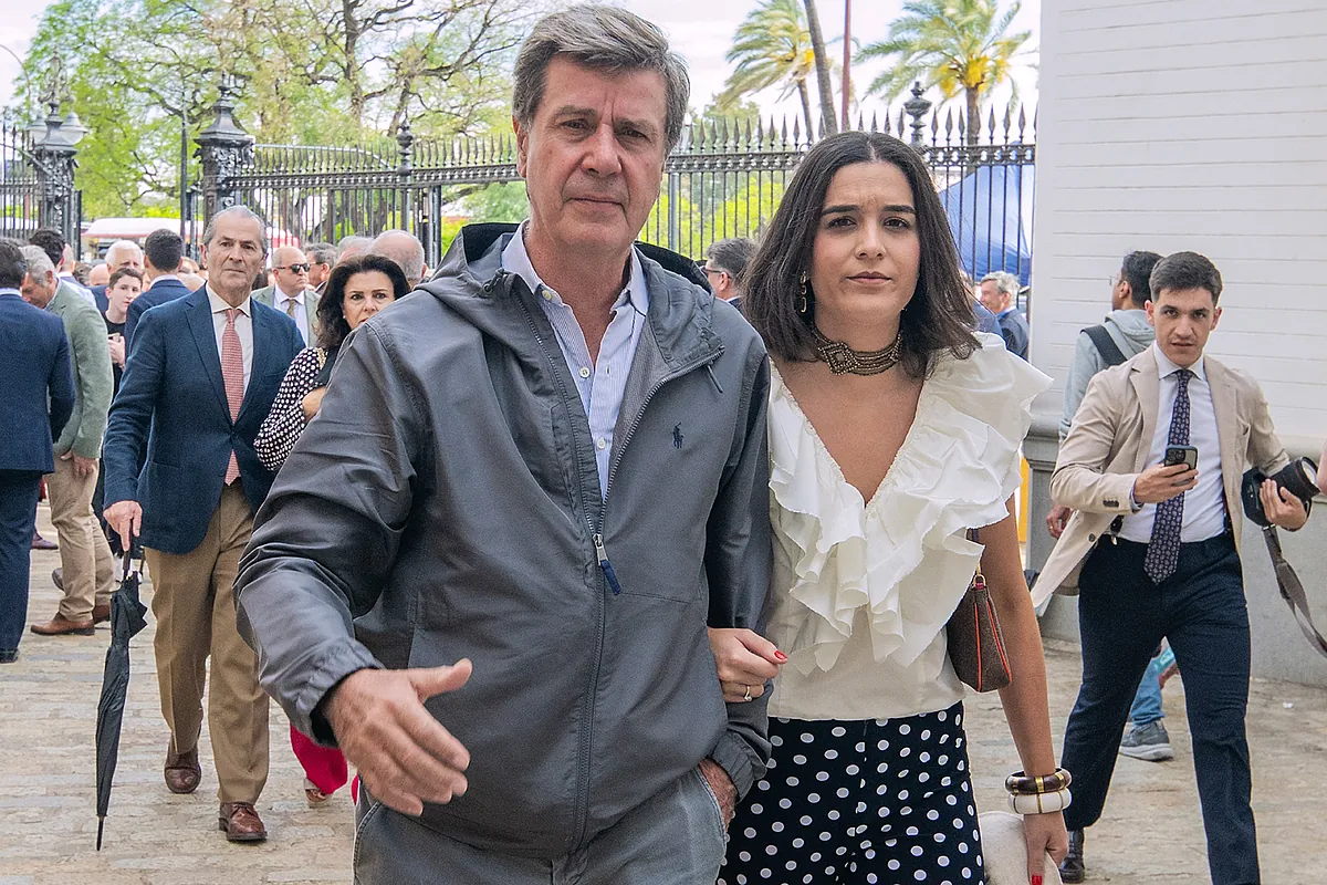 Al altar del brazo de Amina, un catering de los más prestigiosos... Los detalles de la boda de Cayetano Martínez de Irujo y Bárbara Mirjan - El Mundo