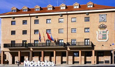 El Ayuntamiento de Móstoles ilumina de azul su fachada por el Día de la Retina