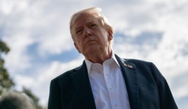 Trump espera más inculpaciones contra sus enemigos tras la del exjefe del FBI Comey