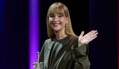 Jennifer Lawrence desafía el 'dress code' del Festival de San Sebastián con su cinturón kilométrico y tacones con calcetines