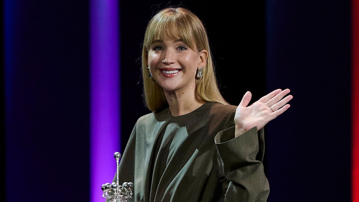 Jennifer Lawrence desafía el 'dress code' del Festival de San Sebastián con su cinturón kilométrico y tacones con calcetines