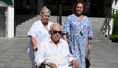 Curro Romero recibe el alta hospitalaria acompañado de Carmen Tello: "Le gusta la vida"