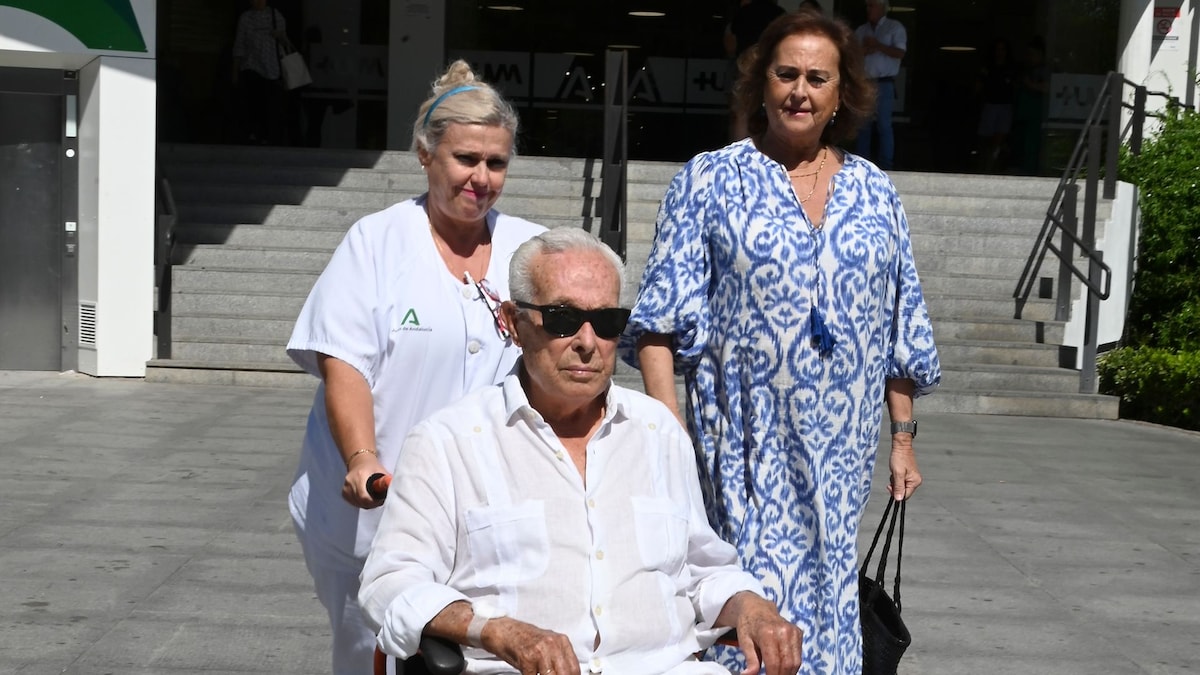 Curro Romero recibe el alta hospitalaria acompañado de Carmen Tello: "Le gusta la vida"