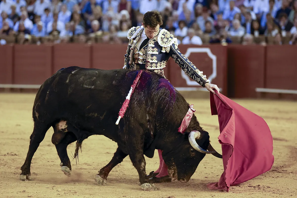 La izquierda de Daniel Luque blanquea una tarde vulgar en Sevilla - El Mundo