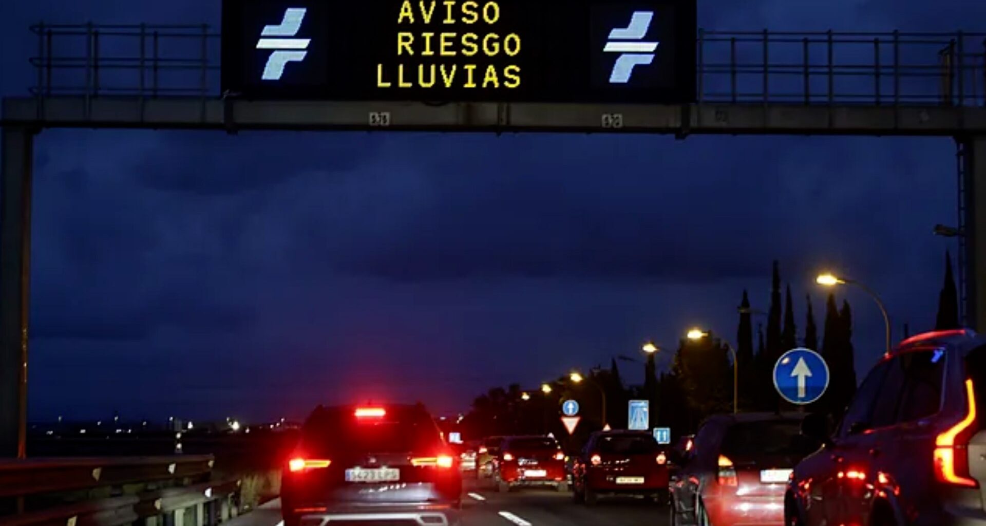 Las lluvias desbordan el barranco de La Saleta, inundan Aldaia y provocan retrasos en el AVE desde Valencia - El Mundo