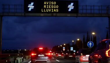 Las lluvias desbordan el barranco de La Saleta, inundan Aldaia y provocan retrasos en el AVE desde Valencia - El Mundo