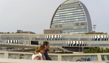 BBVA anuncia por sorpresa un dividendo en efectivo de 0,32 euros a sus accionistas y a los de Banco Sabadell que acudan a la OPA - El Mundo