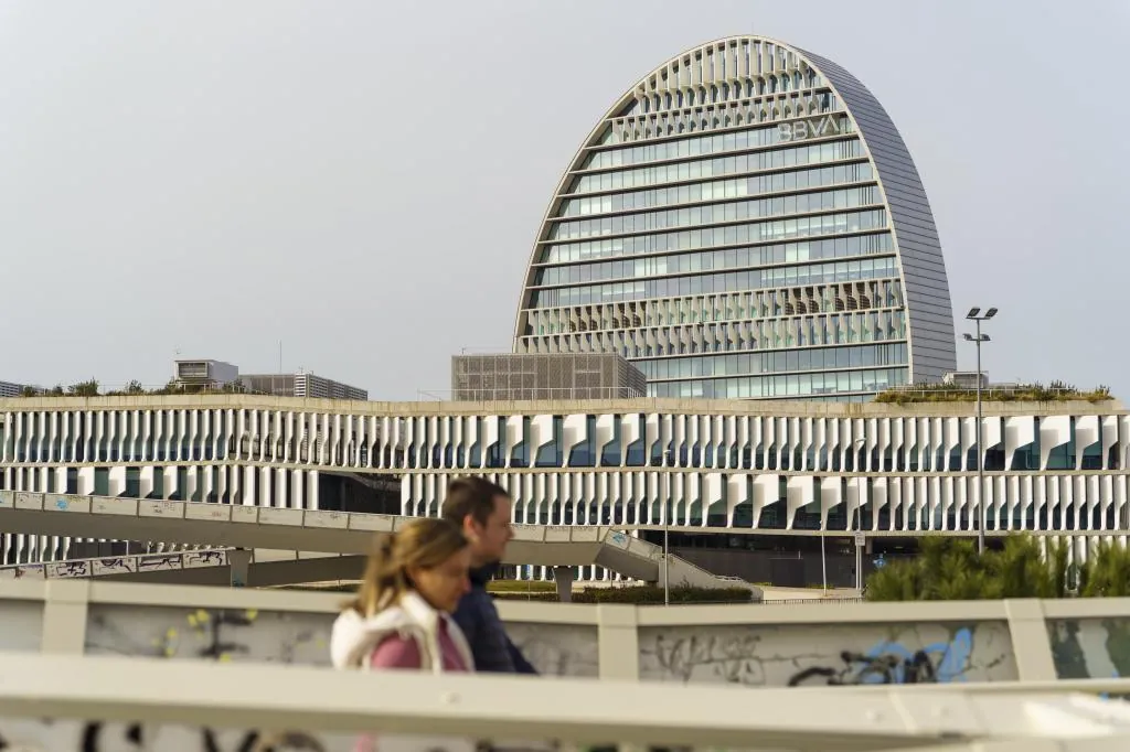 BBVA anuncia por sorpresa un dividendo en efectivo de 0,32 euros a sus accionistas y a los de Banco Sabadell que acudan a la OPA - El Mundo