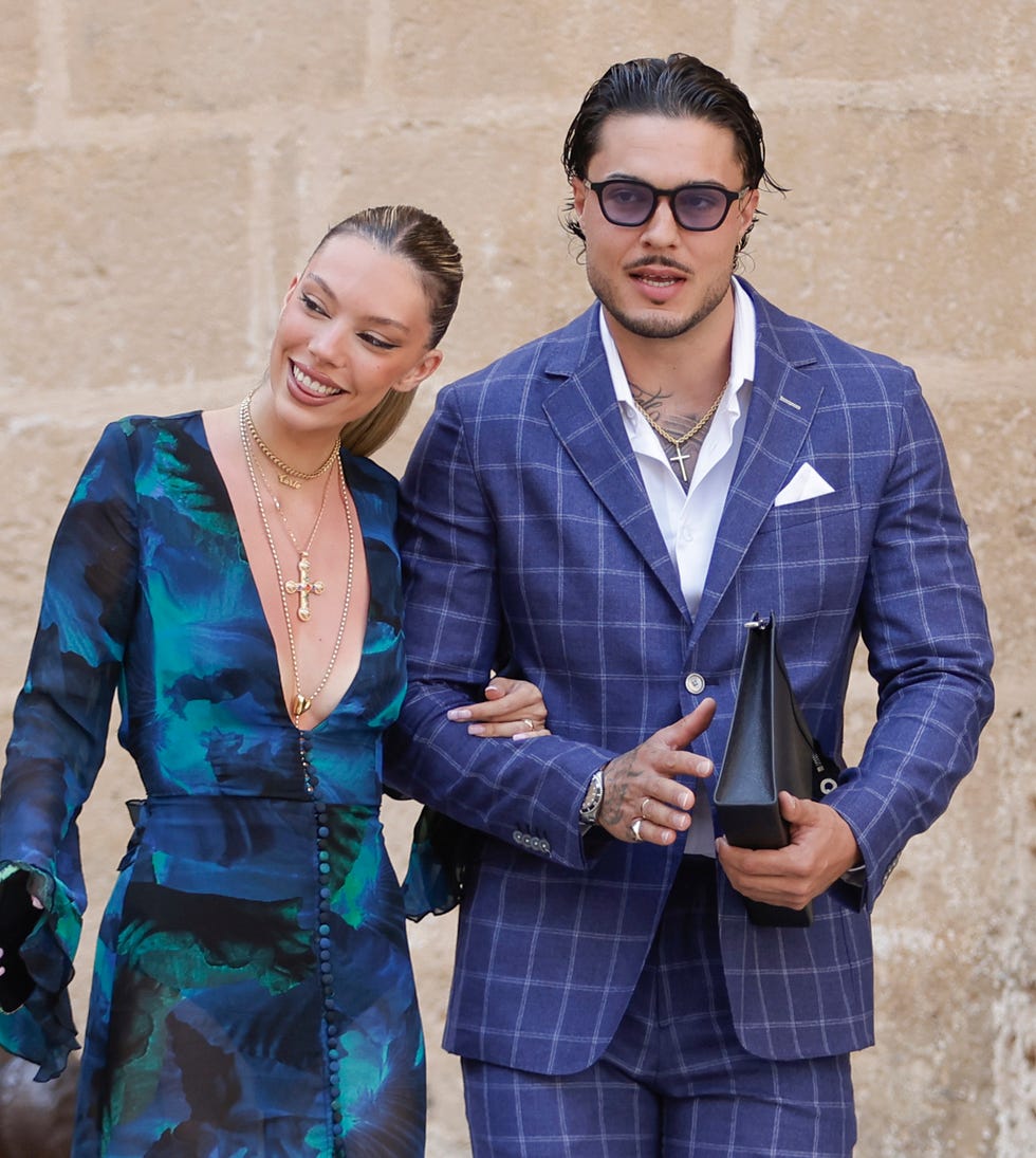 alejandra rubio y carlo costanzia posan juntos y del brazo a su llegada a una boda