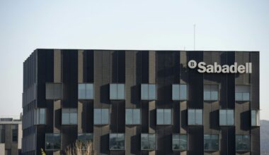 El banco español BBVA anuncia el pago de un dividendo excepcional en plena opa por su rival Sabadell