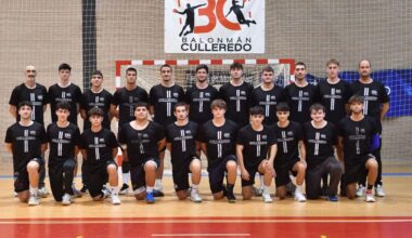 La Plantilla del Balonmán Culleredo posa en la pista de Tarrío.